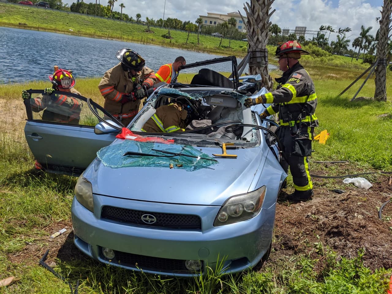 Quedó atrapado dentro de su carro cuando chocó en la I-75 y se salvó de milagro