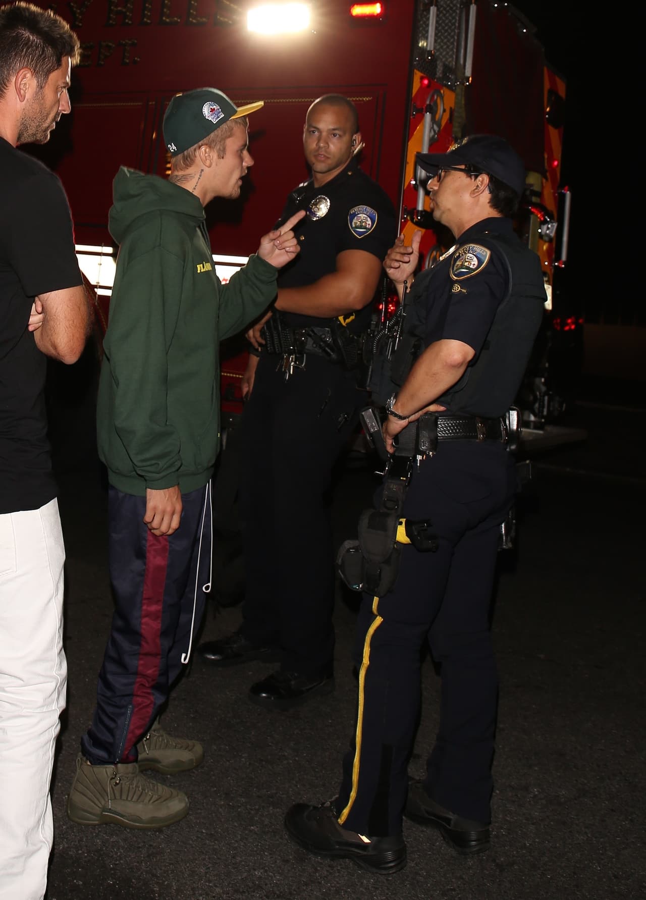 La semana pasada, Justin Bieber fue detenido por utilizar su teléfono celular mientras manejaba; anoche la policía lo interrogó brevemente, pero no lo citó.