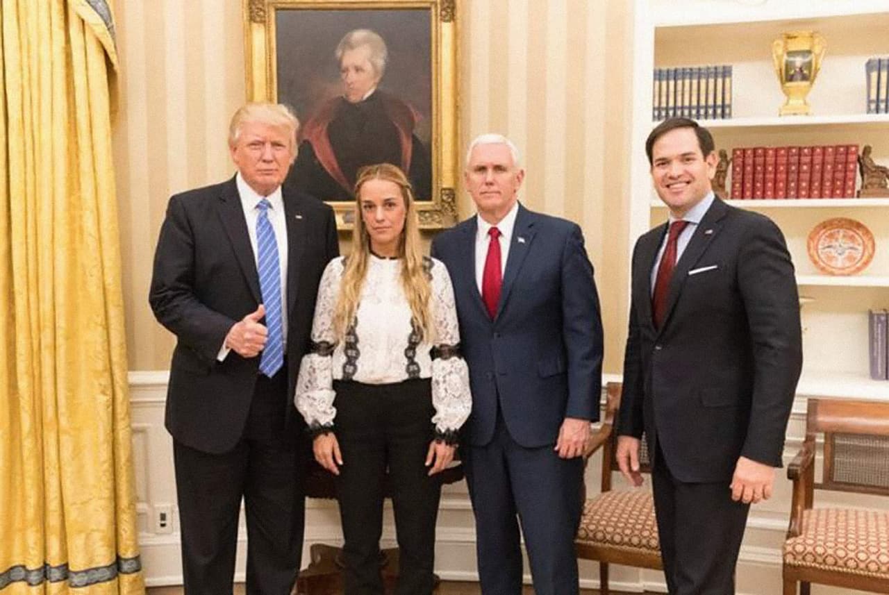El presidente Donald Trump junto a Lilian Tintori, esposa del prisionero político venezolano Leopoldo López, el vicepresidente Mike Pence y el senador republicano Marco Rubio.