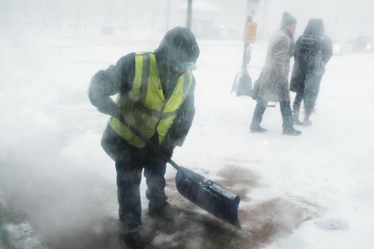 Un trabajador de la ciudad intenta despejar una acera en Boston, Massachusetts.