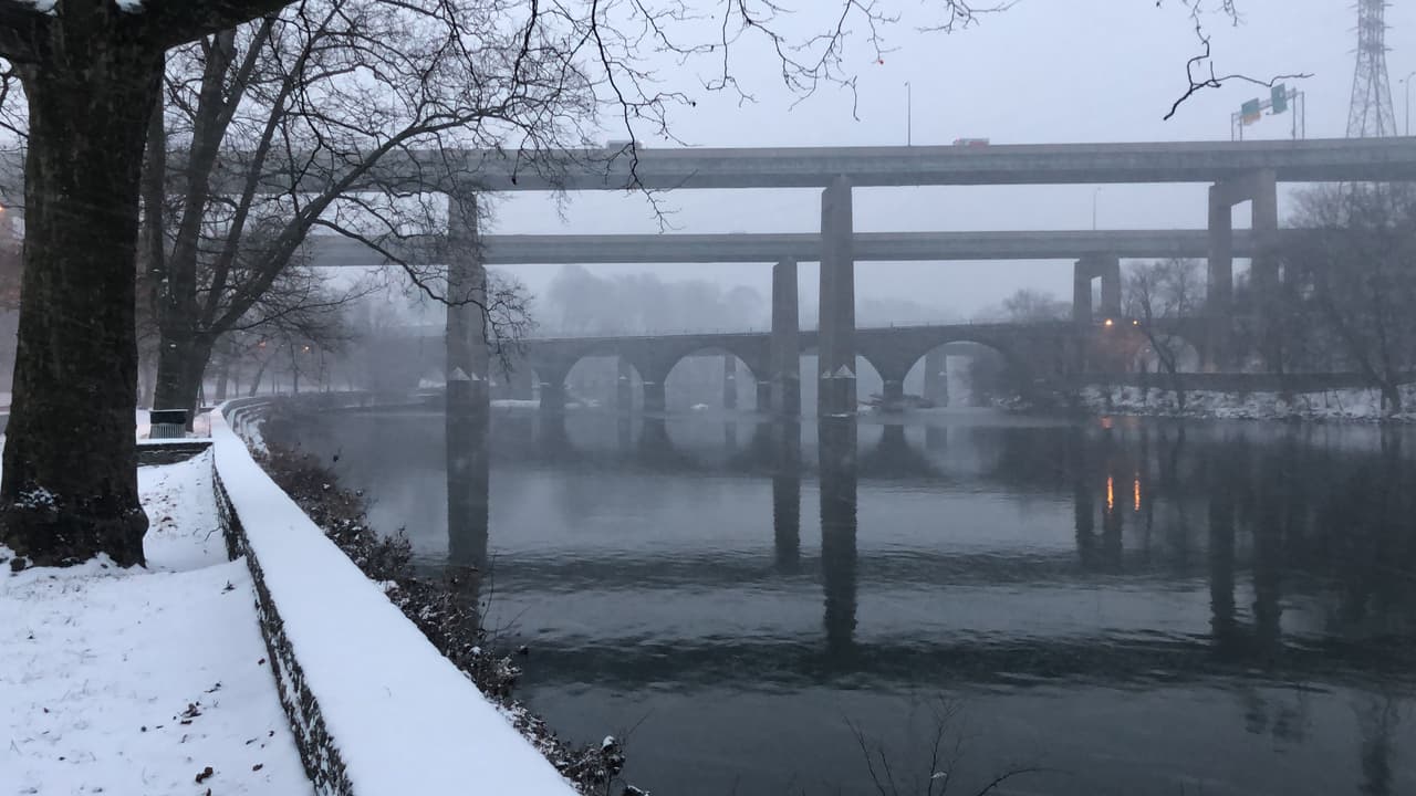 Las comunidades de la región de Filadelfia, incluidos los valles de Delaware y Lehigh, están anunciando emergencias por nieve y cierres antes de la tormenta invernal. La ciudad de Filadelfia estará bajo una emergencia por nieve a partir de las 6 p.m. este domingo.
<br>