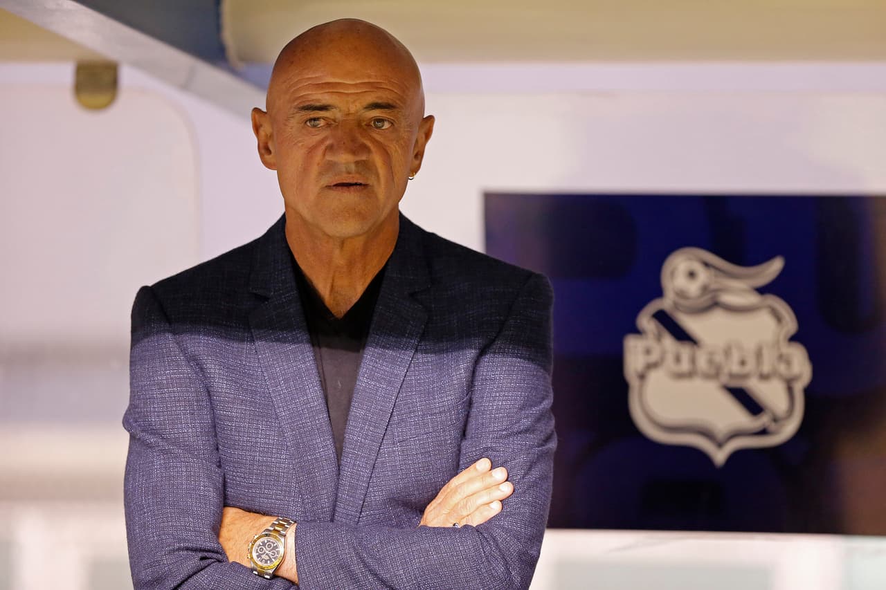 El estratega mexicano se notaba tenso previo al comienzo del partido.