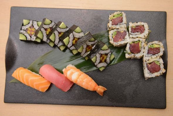 En vez de pasar un dolor de cabeza buscando una reservación en un restaurante o pagar extra por menús especiales del Día de los Enamorados, quédense en casa y preparen juntos una cena exótica. ¡Cocinar juntos puede ser muy divertido!