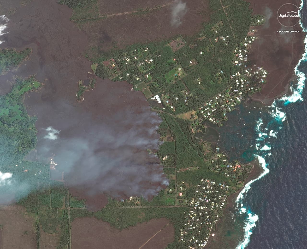 En esta fotografía satelital del 3 de junio el río de lava aún no había alcanzado las viviendas cerca de la costa.