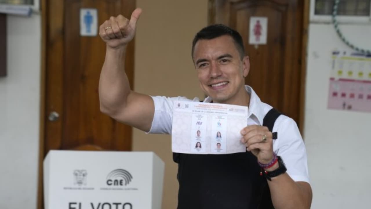 Por su parte, el aspirante presidencial Daniel Noboa, bajo la misma medida de seguridad, sufragó en Olón, provincia de Santa Elena.