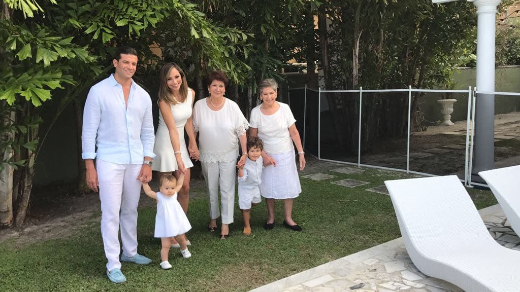 Todos salieron al jardín para estas bellas fotos familiares.