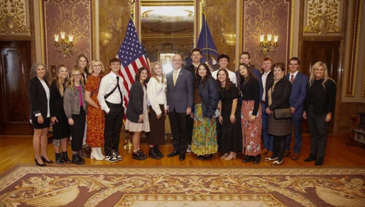 El gobernador se reunió con estudiantes.