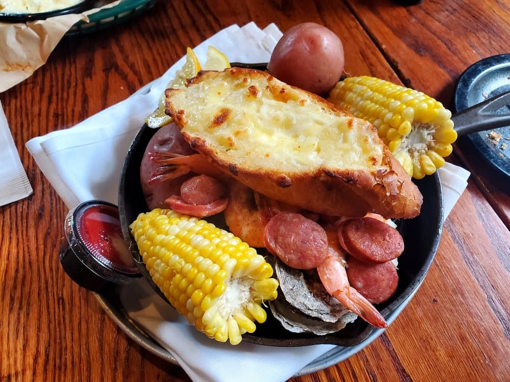 <b>Steamhouse Lounge</b>
<br>Dirección: 1051 W Peachtree St NW. Atlanta, GA. 30309
<br>Teléfono: (404) 233-7980 
<br>Sitio web: 
<a href="http://www.steamhouselounge.com/">http://www.steamhouselounge.com/</a> 
<br>
<b><a href="https://www.yelp.com/map/steamhouse-lounge-atlanta-2">Cómo llegar</a></b>
<br>
<br>Aseguran que ofrecen una “galardonada sopa de langosta, los mariscos más frescos, una botella de cerveza helada y nuestro exclusivo Goombay Smash”.