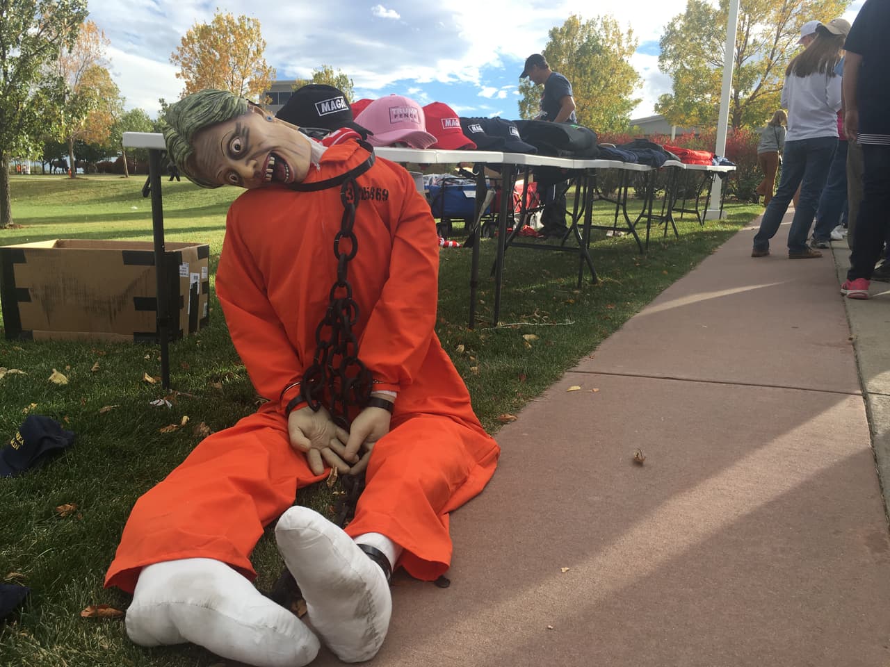 Hillary Clinton presa, fue una de las ´novedades´de la mercadería que se observó en Loveland, Colorado, durante un mitín del candidato republicano Donald Trump, el 3 de agosto de 2016.