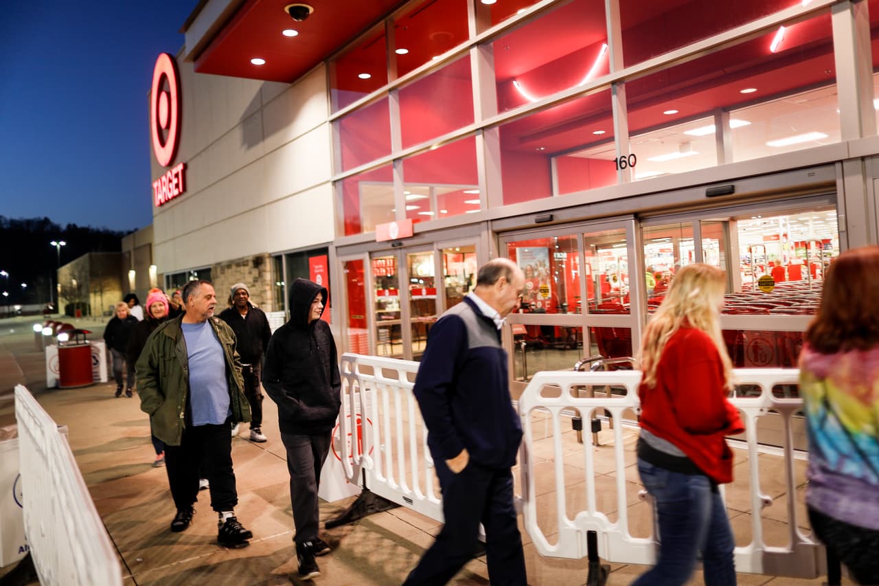 Las tiendas de
<b>Target</b> abrieron a las 7 a.m. este viernes negro, y el horario será continuo hasta las 10 p.m. En esta
<a href="https://www.target.com/store-locator/find-stores" target="_blank">página web</a> puedes encontrar la tienda más cercana a tu residencia según tu código postal.