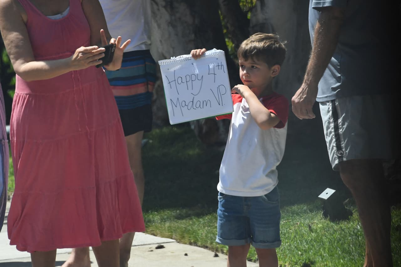 "Feliz 4 de julio", este tierno cartel recibió a la vicepresidenta 
<a href="https://www.univision.com/temas/kamala-harris">Kamala Harris</a> durante su visita sorpresa en una estación de bomberos en Brentwood, durante el 4 de julio. Los vecinos del vecindario al oeste de Los Ángeles, celebraron con Harris durante su visita de la gira "America's Back Together" en medio de las fiestas de la conmemoración de la independencia de EEUU.