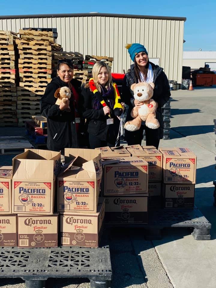 Cada canasta se compone de dos cajas llenas de comida, y en cada una de ellas se incluyen juguetes para los niños.