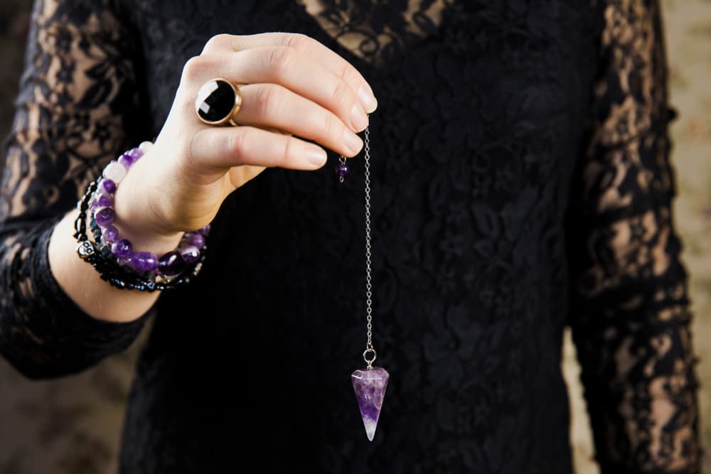 Te sientas en una silla ante una mesa con la espalda recta y las plantas de los pies apoyadas sobre el piso "muchos prefieren hacerlo sin calzado, lo cual es recomendable, pero no indispensable. Al efectuar la sesión no debes cruzar las piernas ni los brazos ni entrelazar las manos.