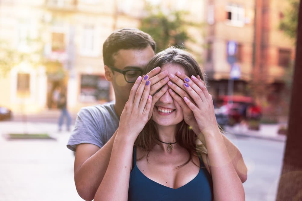 <b>Acuario</b>
<br>
<b>La palabra clave para este ciclo es: admiración</b>
<br>Para disfrutar cada día del amor pon a funcionar tu extraordinaria capacidad de sorpresa, acuariano. Lo imprevisible y sorpresivo es la tónica de estas semanas en las que sucederán muchas cosas que ni siquiera imaginaste. Es el tiempo de los reencuentros con quienes hace tiempo no ves, las proposiciones inusuales y los viajes y jornadas de última hora, las visitas intempestivas que llegan a casa en el momento menos pensado.