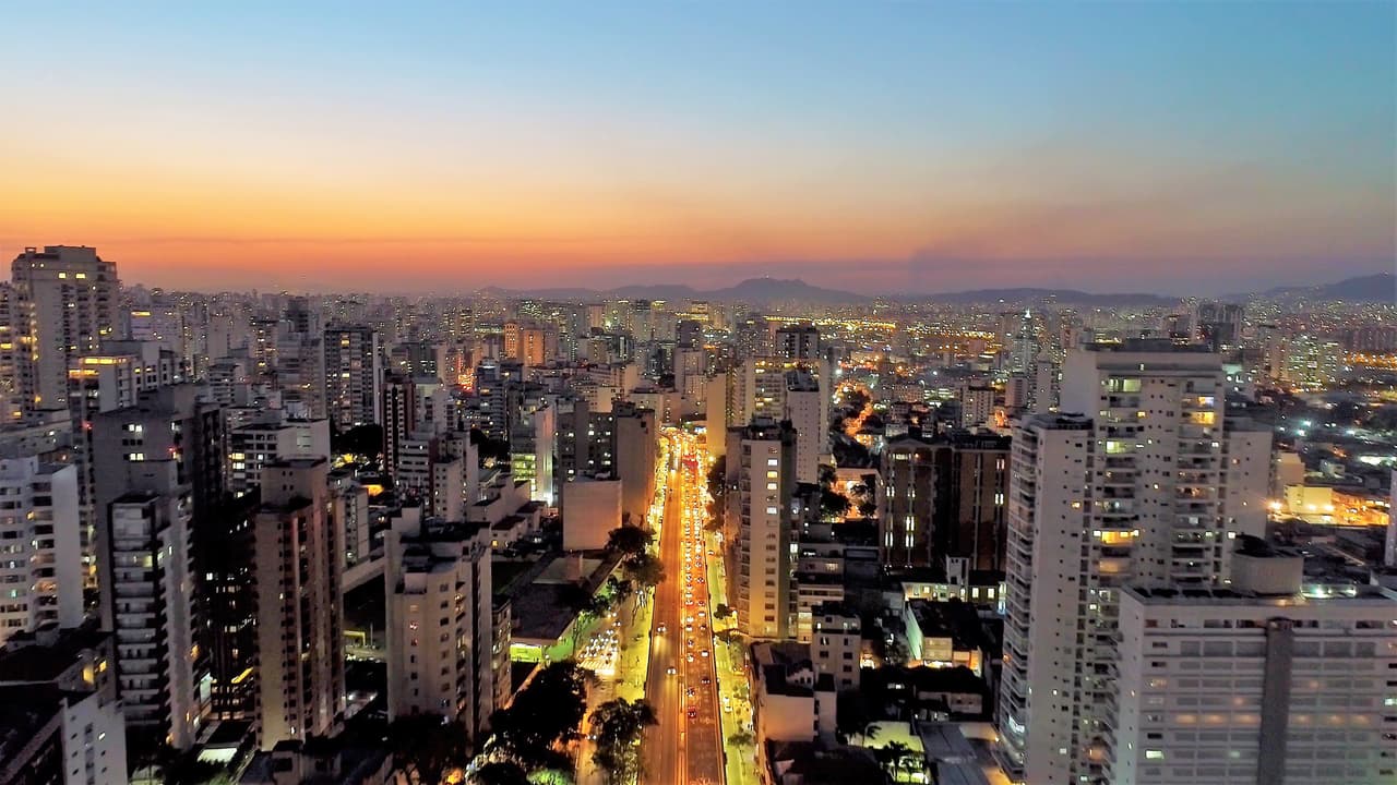 <b>São Paulo</b>
<br>
<br>La ciudad de habla portuguesa más poblada del mundo es extensa y caótica, pero desde el cielo su belleza es impactante.
<br>
<br>Según CNN Travel, si arriba a su aeropuerto de noche sobrevolará “una galaxia de luces radiantes tan fuertes que incluso las nubes brillan como si estuvieran vivas”. Dondequiera que se siente (siempre que no esté sobre el ala) tendrá una vista impactante.
<br>