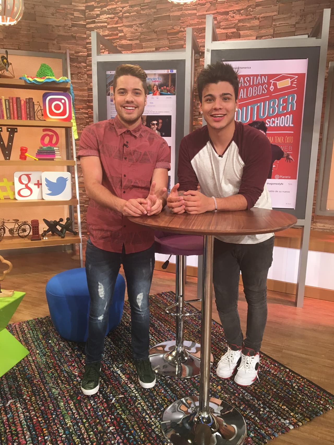 Sebastián lanzó su libro 'Youtuber School'.