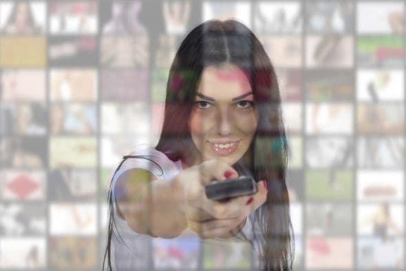 Un control remoto universal. En aquellos momentos en los que levantarse del sillón parece una odisea, te encantará tener este dispositivo a mano, para controlar desde el equipo de audio hasta el televisor, pasando por el DVD y también tu dispositivo de streaming.