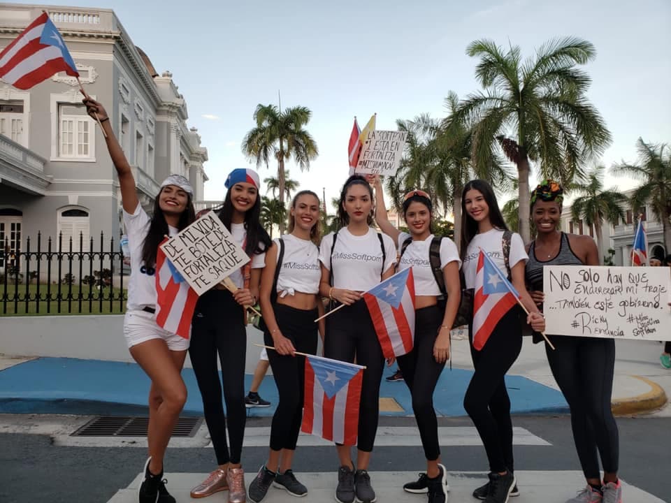 Varias ex concursantes de certámenes de belleza también llegaron a la manifestación a sacar cara por las "softporn".