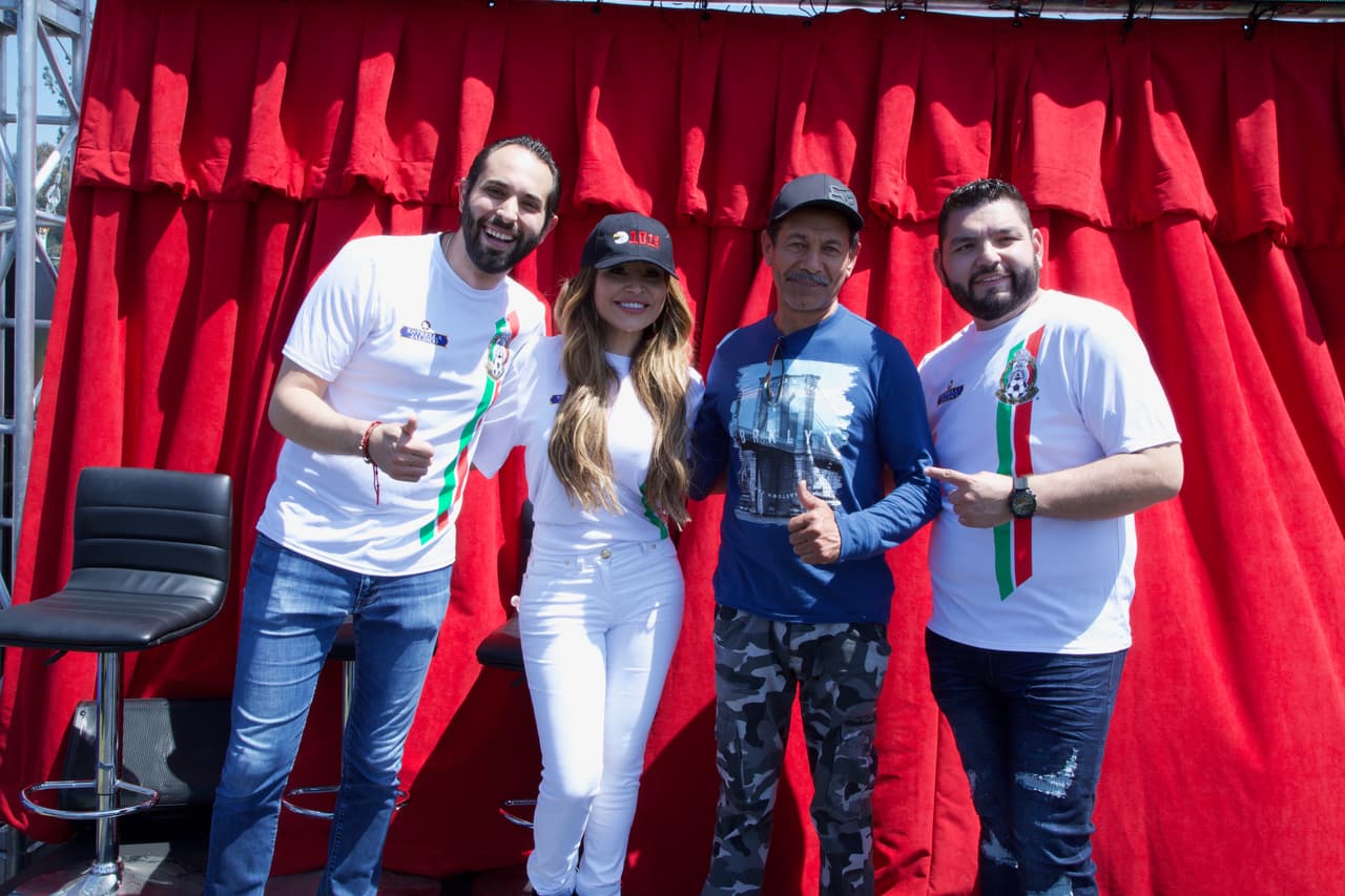 Ellos, felizmente, complacen a sus radioescuchas.