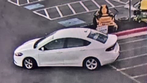 Dodge Dart, del modelo fabricado entre 2013 y 2016, en el que la policía cree que se trasladan los sospechsoso.