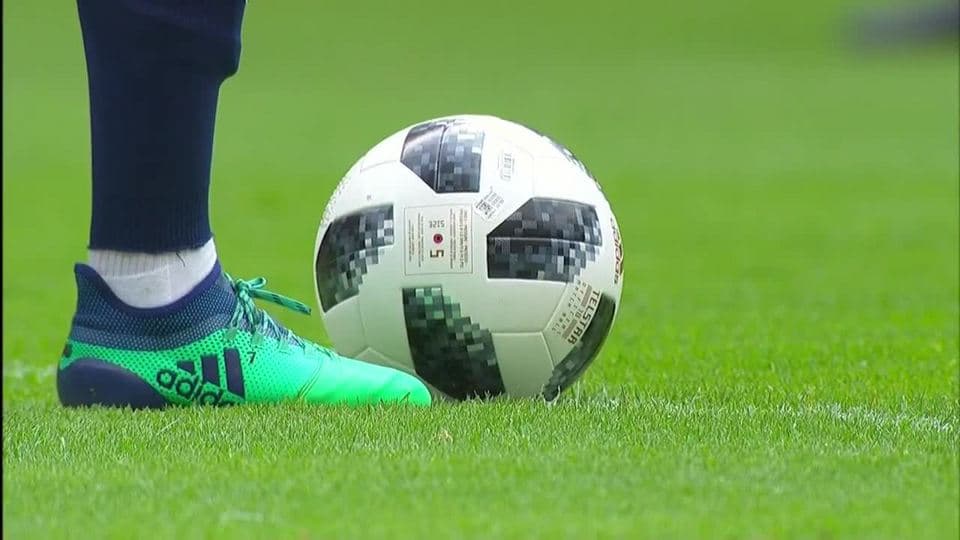 Arranca el partido y la pelota está en juego.