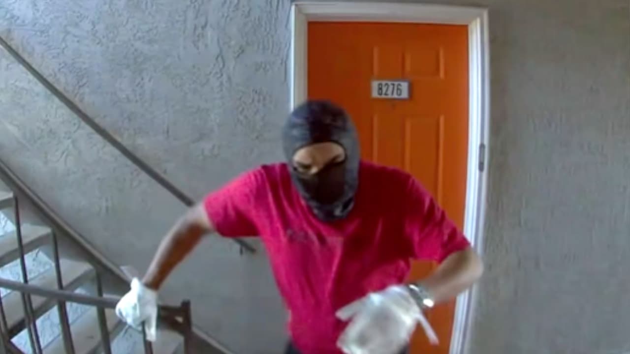 Un hombre con el rostro cubierto con un pasamontañas se suma a los intentos por derribar la puerta del departamento de los Rodríguez.