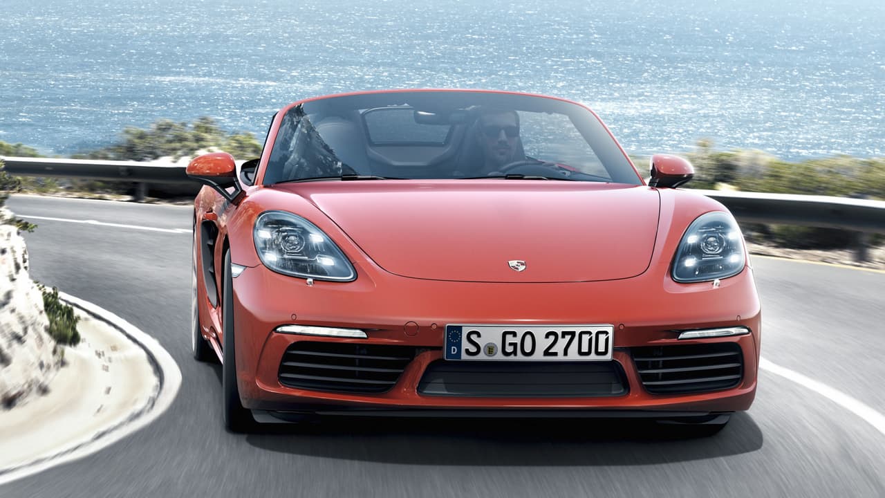 Porsche 718 Boxster S desarrolla 350 caballos de fuerza y acelera de 0 a 60 MPH en 4.2 segundos con la transmisión PDK