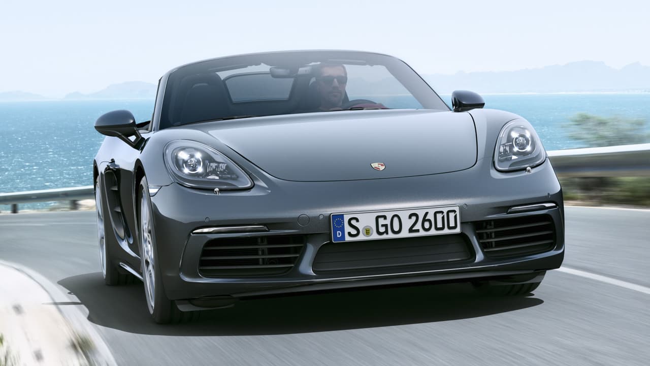 El Porsche 718 Boxster desarrolla 300 caballos de fuerza y acelera de 0 a 60 MPH en 4.7 segundos con la transmisión PDK
