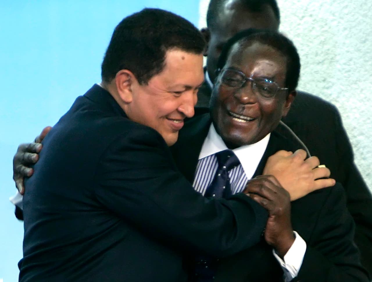 Encuentro de Robert Mugabe y Hugo Chávez en 2005 en Roma, Italia. Una de las ideas de Mugabe más criticadas mundialmente es su rechazo a la comunidad LGBT, afirmando que "degradan la dignidad humana" y deben ser arrestados. Algunos han denunciado que esta retórica ha sido una estrategia para distraer a la opinión pública de la crisis económica.