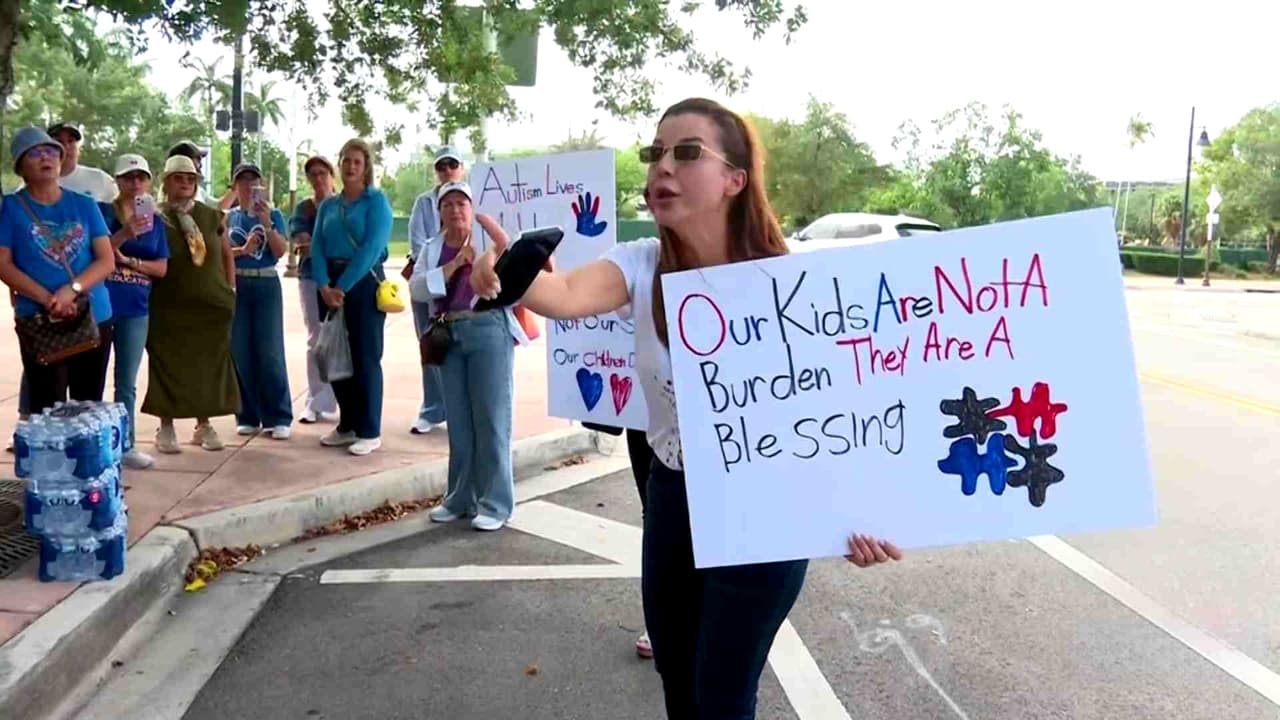 Padres de niños con autismo protestan en Doral por posible pérdida de cobertura para terapias vitales