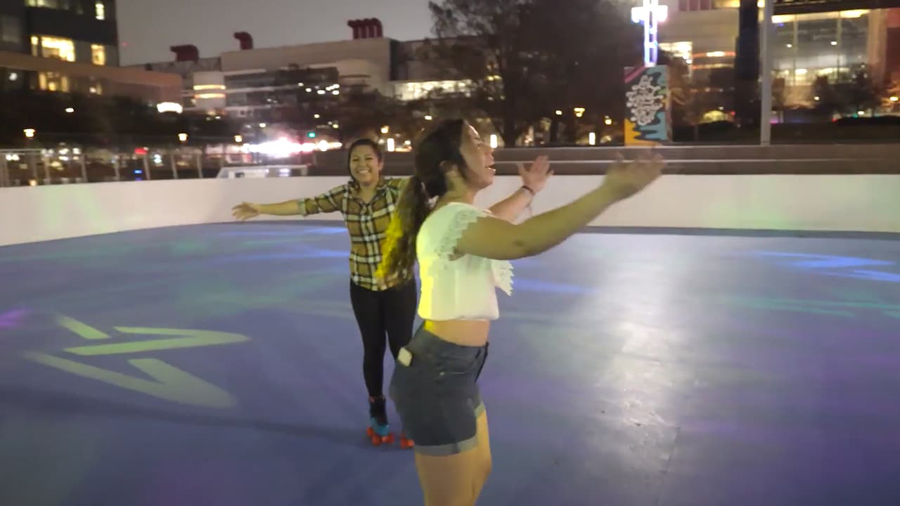 Los boletos cuestan $12 por persona e incluyen alquiler de patines.