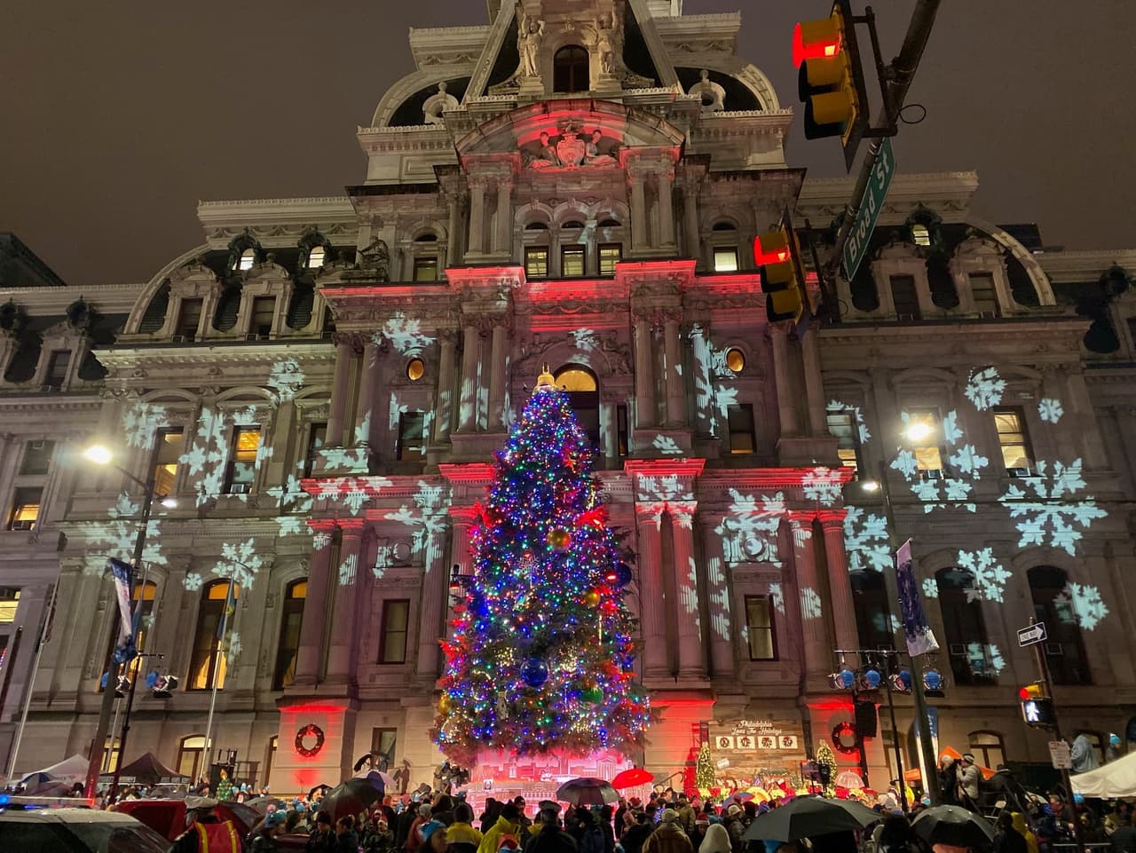 <b><a href="https://phillyholidayexperience.com/visit-philadelphia-holiday-tree/" target="_blank">Visita el Philadelphia Holiday Tree (2 de diciembre)</a></b>: La celebración de iluminación se realizará el jueves 2 de diciembre de 2021 a las 7 p.m. y se invita a los residentes y visitantes a ver el árbol brillar por primera vez esta temporada, con más de 4,000 luces, así como a disfrutar de entretenimiento y obsequios.