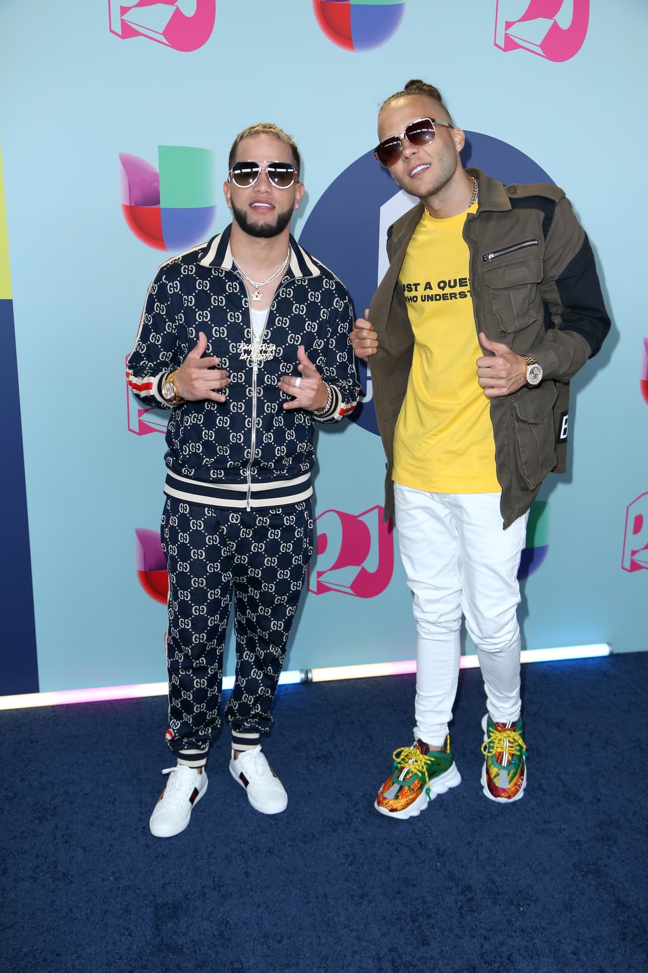 El reggaetonero Casper Mágico, quien aparece junto a Nio García, apareció con una chaqueta militar con enormes bolsas y cierres que por delante pasaba desapercibida...