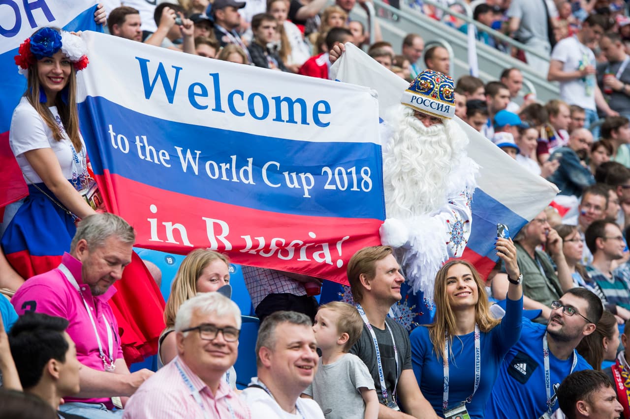 La afición local ya da la bienvenida a los visitantes y se prepara para la Copa del Mundo.