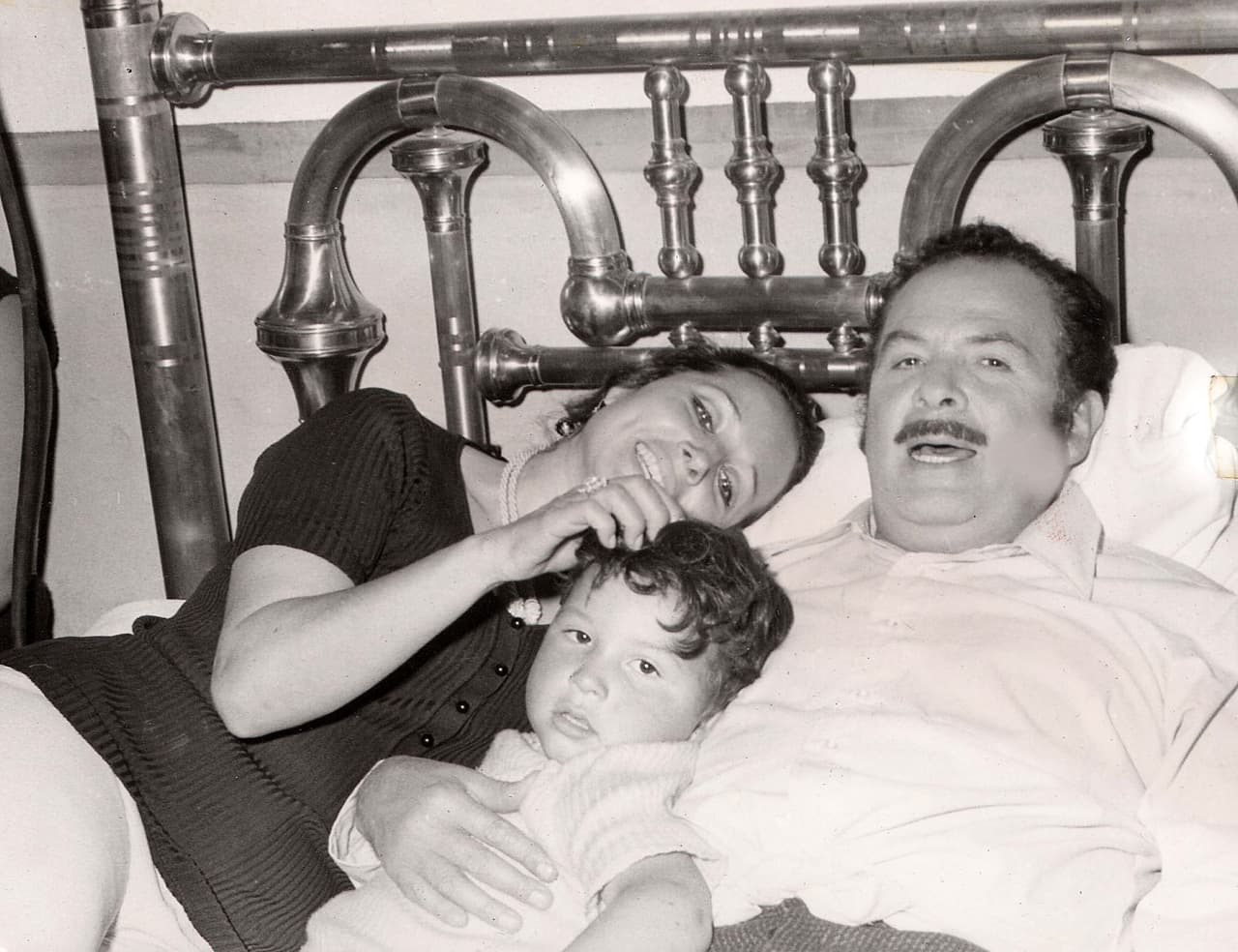 Para los Aguilar, la música siempre fue un tema de familia y es por eso que Don Antonio y su esposa Flor Silvestre llevaaron de la mano, y desde muy pequeño la carrera de Pepe Aguilar.