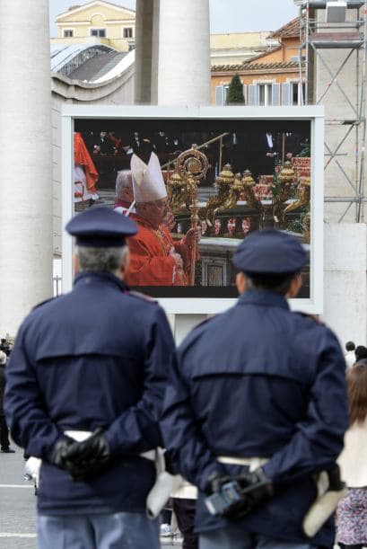 "San Pablo nos enseña que también todos nosotros tenemos que colaborar para edificar la unidad de la Iglesia y tenemos que cooperar con el Sucesor de Pedro, fundamento visible de tal unidad eclesial", subrayó.