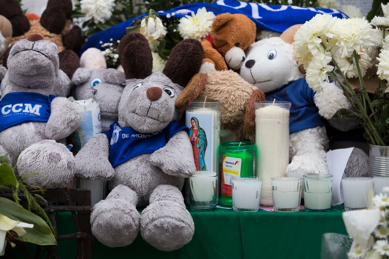 En el Tecnológico de Monterrey, al sur de la capital del país, se colocaron peluches de borregos -la mascota del campus-, en memoria de cinco estudiantes que fallecieron.