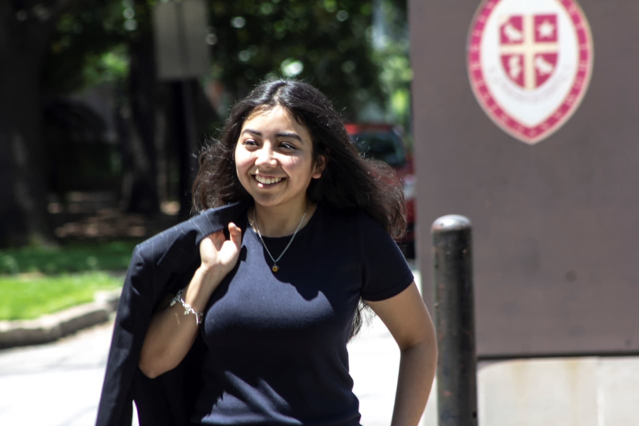 Astrid Guevara, de 20 años, mientras posa en la sede principal de la Universidad de Saint Thomas, en Houston (Texas).
