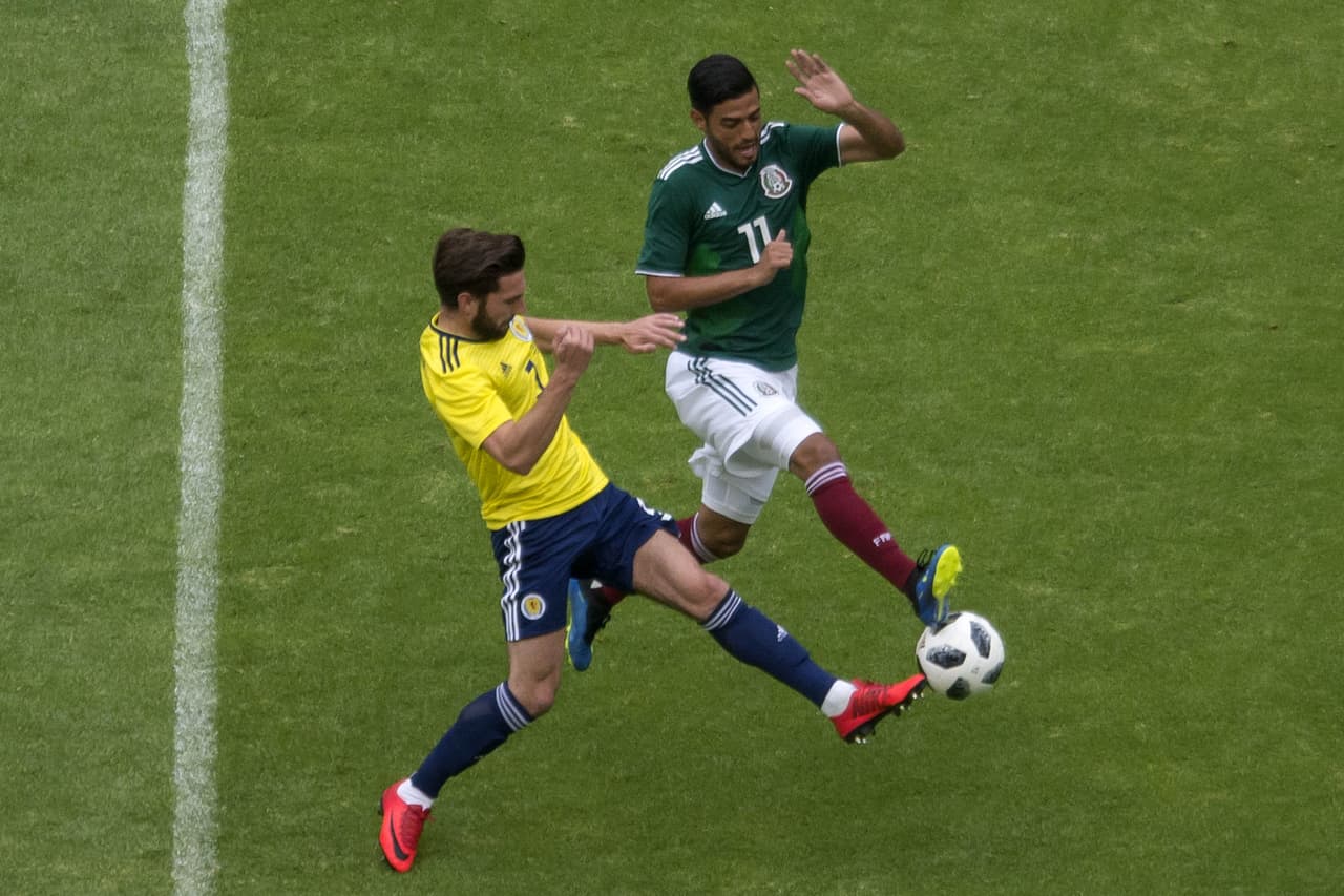 Tras el gol Vela no cejó en su intento por dominar la acciones para el equipo mexicano y obligó a los rivales a apretar el paso, aquí en la foto Graeme Shinnie (3) buscando frenar al del LAFC.