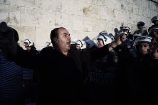 Un ciudadano griego en una manifestación en Atenas