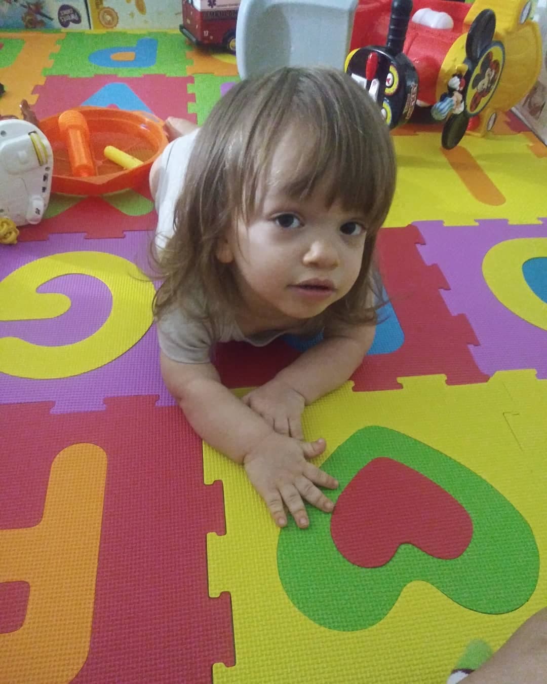 Sebastián tiene 2 años y 4 meses, y cada día se ve más contento a lado de su familia.