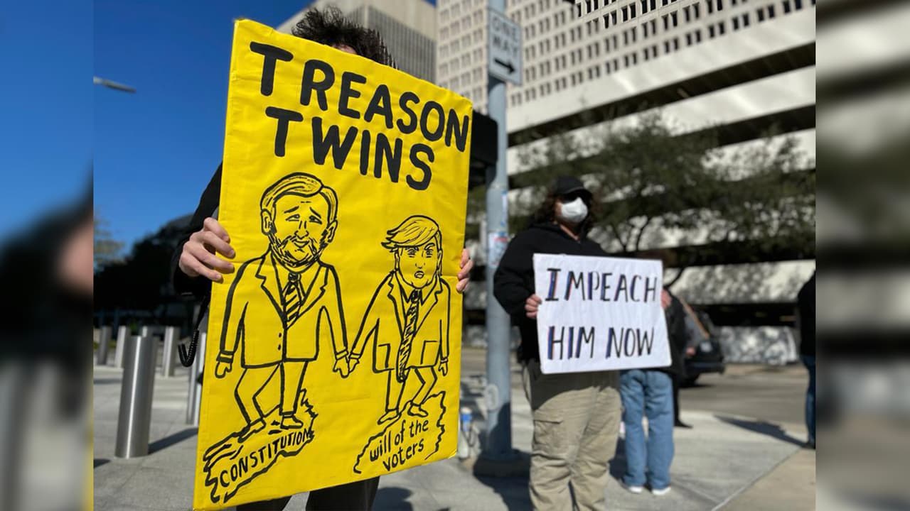 Los manifestantes portaban cartelones con leyendas alusivas a Donald Trump y Ted Cruz.