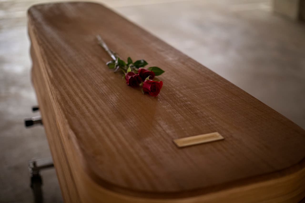 Al ritmo de J Balvin y Nicky Jam, diversas mujeres despiden a supuesto ladrón bailando reguetón sobre su féretro y cadáver