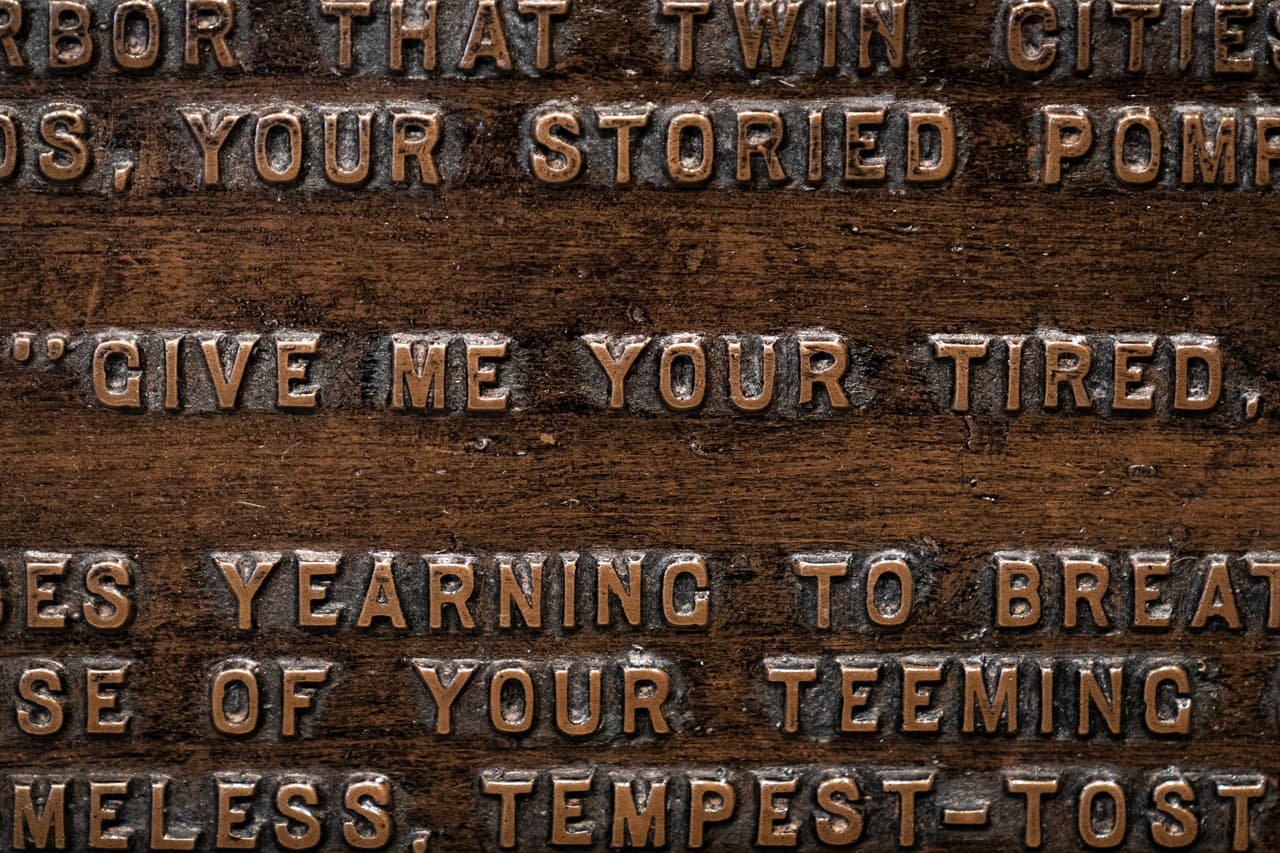 En 1903 fue instalada en una pared interna del pedestal una placas con el poema ‘El nuevo coloso’, escrita por la estadounidense Emma Lazarus. "Dadme tus cansados, tus pobres, tus masas amontonadas gimiendo por respirar libres”, versos del poema que se convirtieron en un símbolo de la visión de EEUU como una tierra de oportunidades para los inmigrantes.