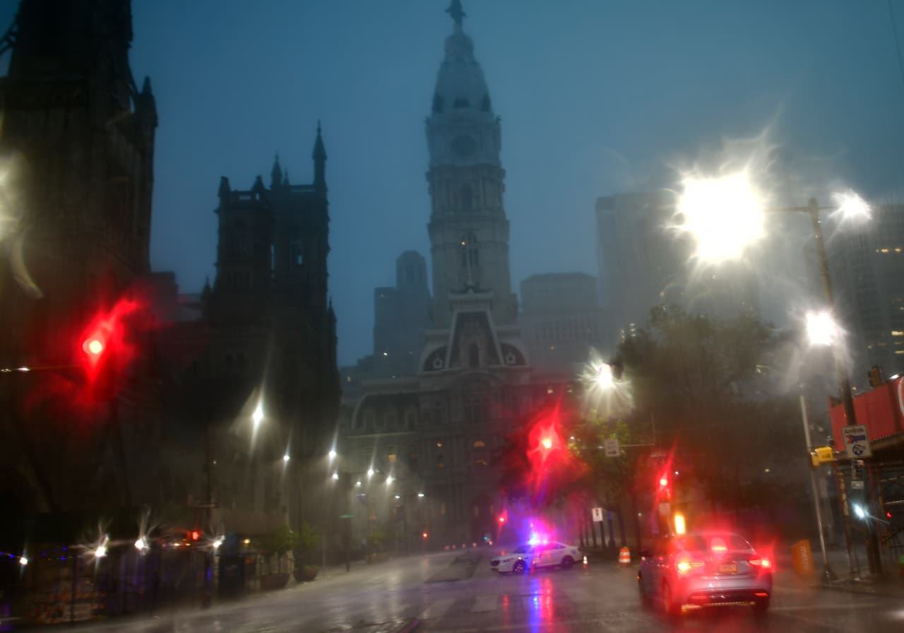 Caminos inundados y árboles derribados por tormentas en Filadelfia