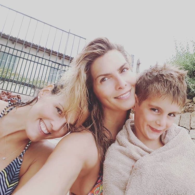 Por otro lado, en la vida personal, continúa muy unida a su hermana Rosa María y su sobrino.