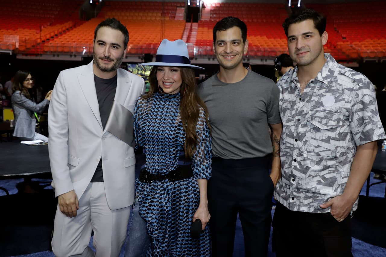 Además de ensayar, Thalía se ha dado el tiempo de saludar a sus colegas que también han acudido al recinto para preparar su performance, como es el caso de los chicos de Reik.