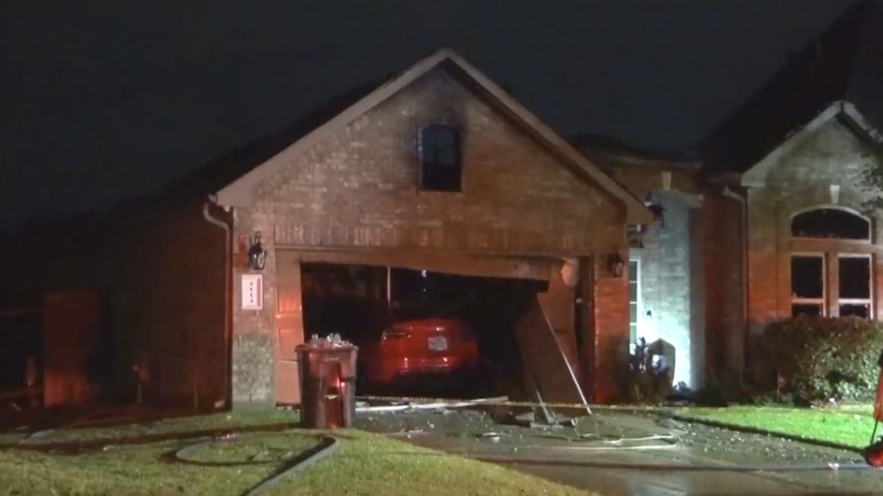 Al llegar a la escena los bomberos lograron controlar las llamas, tanto la vivienda como el automóvil de la familia se vieron afectados.