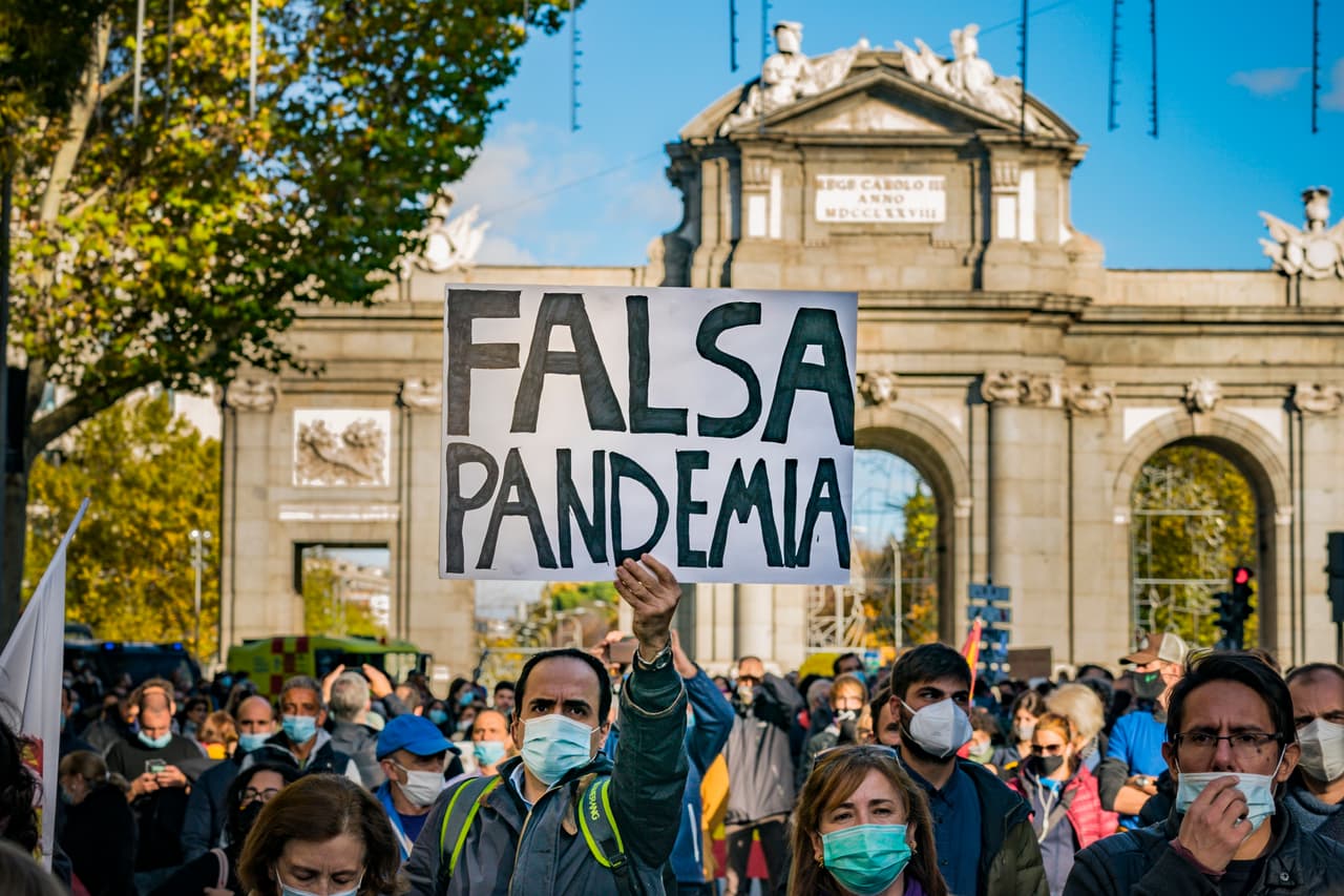 "Falsa pandemia". Algunos creen erróneamente que todo ha sido un invento para controlar a la población y hay f
<a href="https://www.univision.com/noticias/los-illuminati-es-la-teoria-de-conspiracion-mas-grande-y-esta-de-regreso">uerzas superiores que mienten para ejercer ese control</a>. Protesta en Madrid, España, 7 de noviembre del 2020.