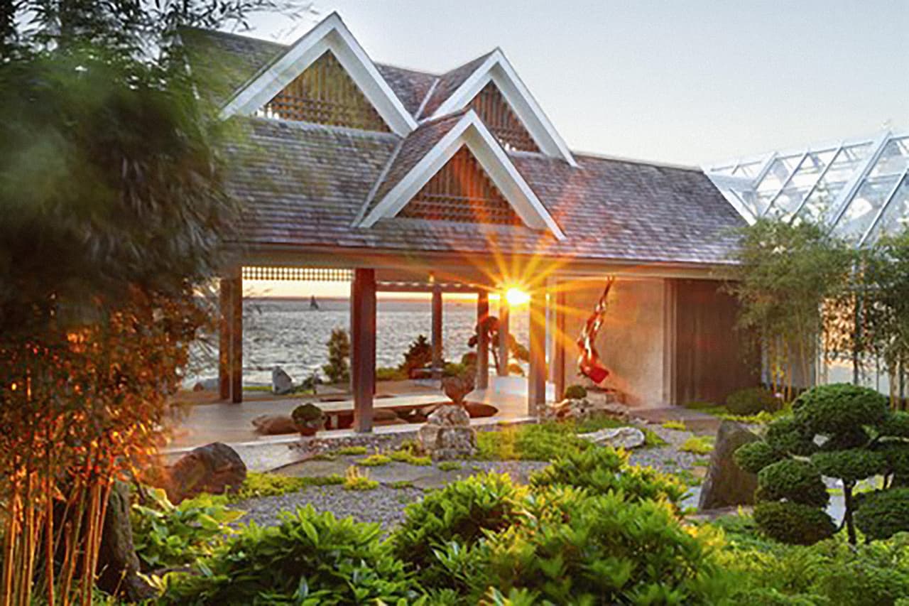 <b>Shangri-La.</b> Esta hacienda de 1.8 acres de costa privada en Bristol, Rhode Island, es el resultado de más de 30 años de diseño paisajístico y arquitectónico. 
<a href="https://www.christiesrealestate.com/sales/detail/170-l-82238-f1803161847700295/close-to-cannes-unique-waterfront-property-theoule-sur-mer-al-06590"><u>La propiedad de 8,500,000 dólares</u></a> tiene dos casas de huéspedes, una casa principal (con cinco cuartos y ocho baños), playa privada, piscina climatizada, habitaciones para los empleados y varios garajes.